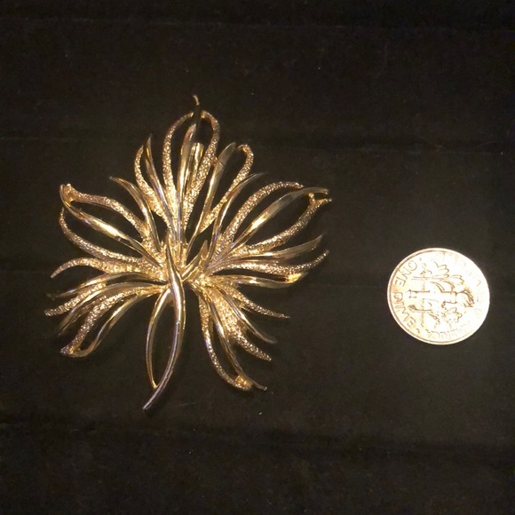 NWOT Gold Tone Leaf Brooch - Picture 3 of 6